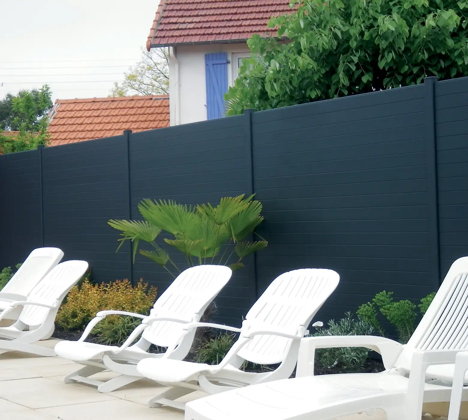 claustra plein en aluminium gris sur terrasse