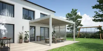 Pergola adossée aluminium Lily avec décor Ezel - espace de vie extérieur