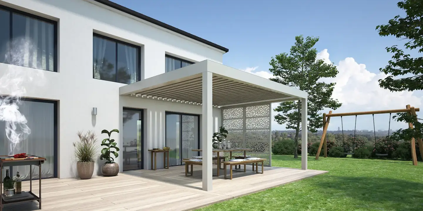 Pergola adossée aluminium Lily avec décor Ezel - espace de vie extérieur